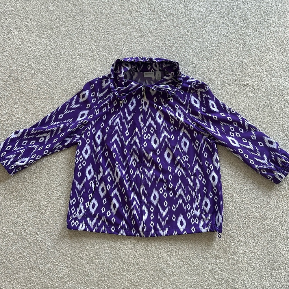 Casual jacket with relaxed fit. Travel stretch with full zipper closure.